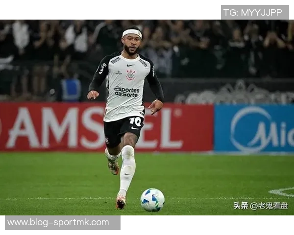 德佩替补席开怀大笑心态超好即便科林蒂安0-1落后依然乐观面对比赛